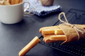 烘烤结束，将饼干放凉后放入密封盒内保存