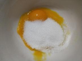 蛋黄加细砂糖用电动打蛋器搅打，不需要打发。