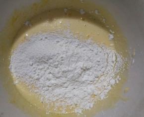 打至浓稠后加入过筛的玉米淀粉和低筋面粉拌匀。