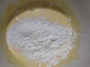 打至浓稠后加入过筛的玉米淀粉和低筋面粉拌匀。