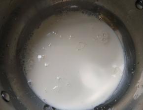 纯牛奶加热至微微沸腾。