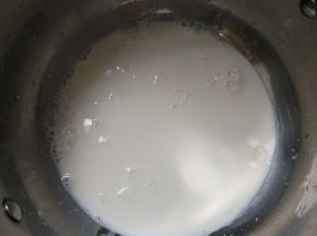 纯牛奶加热至微微沸腾。