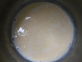 倒入蛋黄糊混合。