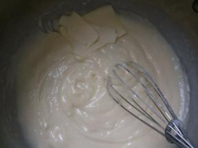 快速不停地用手动打蛋器划圈搅拌，搅拌至浓稠状后关火。