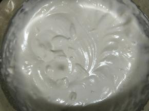 100克淡奶油加10克细砂糖打发，打至六分发，有轻微花纹，倒扣容器还可以微微流动的状态。