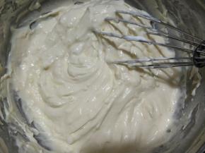 将淡奶油和冷却好的酱搅匀即可。