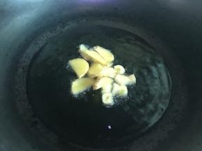 热锅冷油下姜蒜爆香