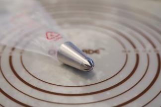 准备一个珍妮曲奇花嘴，装入加厚的裱花袋内