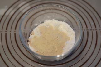 低筋面粉和榴莲粉混合