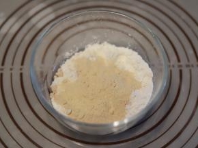 低筋面粉和榴莲粉混合