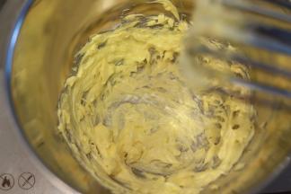 将黄油软化，打蛋器低速打蓬松