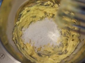 加入糖粉和盐
