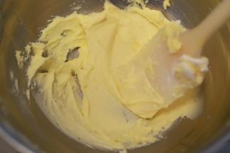 用刮刀稍微用力拌至无干粉