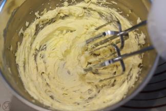 打蛋器中速打至发白，体积大概两倍大