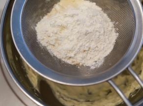 筛入低粉和榴莲粉