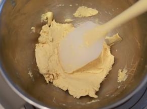 再次用刮刀拌匀