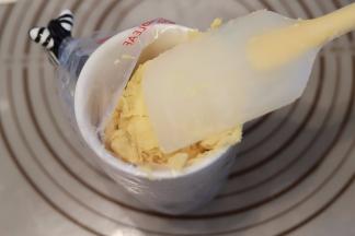 将曲奇面糊装入已经装好裱花嘴的裱花袋内