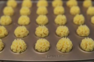 垂直拿好裱花袋，轻轻往上提，稍用力挤出面糊