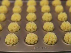 垂直拿好裱花袋，轻轻往上提，稍用力挤出面糊