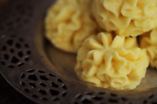 烤好的曲奇放至凉透后装入密封盒，避免受潮