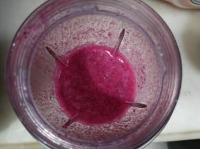 火龙果和清水一起榨汁。