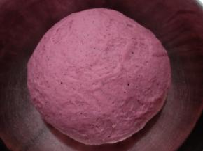 揉成不粘手的面团，盖保鲜膜放入冰箱冷藏1小时。