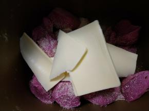 加入黄油和酵母，继续揉20分钟左右。