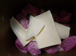 加入黄油和酵母，继续揉20分钟左右。