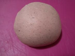 面团盖保鲜膜松弛15分钟。