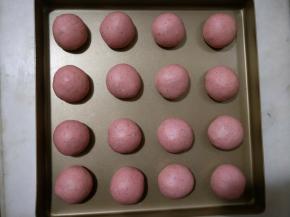 放入烤盘进行发酵，温度35，边上放一碗热水保湿。