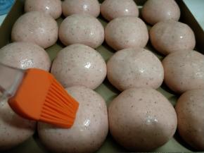 发酵至两倍大取出表面刷蛋清。