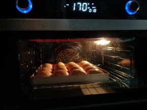 放入预热好的烤箱，中下层170度烤18分钟，注意7分钟左右加盖锡纸。