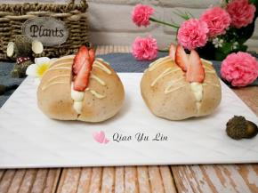 表面用白巧克力隔热水融化，装入裱花袋，在表面挤出花纹即可。