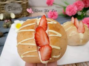 火龙果卡仕达夹馅小面包。