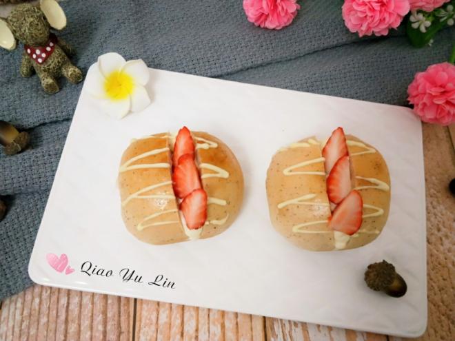 火龙果卡仕达夹馅小面包