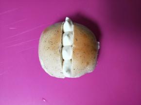 中间切一刀，不要切断，挤上卡仕达奶油酱。