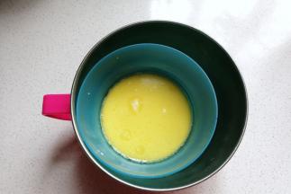 黄油、牛奶、蜂蜜先混合隔热水融化，然后一直保温待用