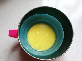 黄油、牛奶、蜂蜜先混合隔热水融化，然后一直保温待用