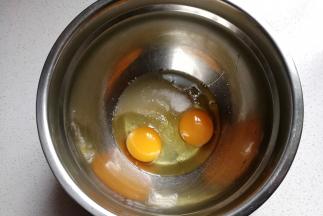 鸡蛋打入无油无水的盆中，加入全部白糖