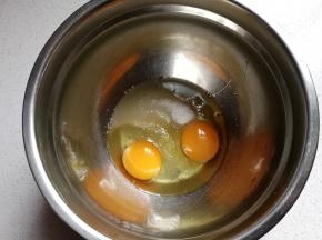 鸡蛋打入无油无水的盆中，加入全部白糖