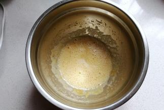 先用打蛋器打散