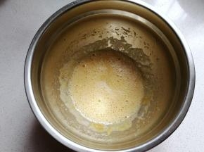 先用打蛋器打散