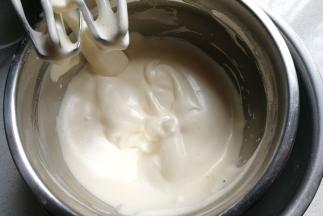 然后坐一盆温度约50~60度的热水，打发至出现纹路不容易消失的状态