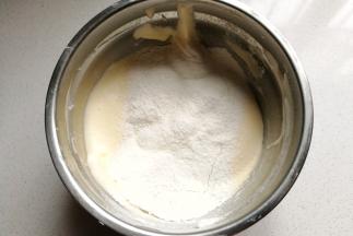 再筛入低筋面粉翻拌均匀