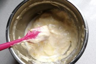 然后把黄油牛奶混合液淋在刮刀上，让液体流在蛋糕表面，再快速的翻拌均匀