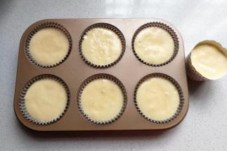 把拌好的蛋糊倒入六连模纸杯中约8分满，然后轻轻震荡几下震去气泡，再放入预热好的烤箱中层上下火160度烤约25~30分钟