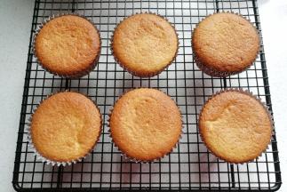 烤好的蛋糕出炉晾凉