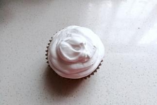 然后再将淡奶油打发装入裱花袋，剪开一个大点儿的口子，旋转着一圈圈向上挤满奶油