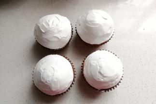 然后再将淡奶油打发装入裱花袋，剪开一个大点儿的口子，旋转着一圈圈向上挤满奶油