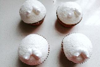 然后再用剩下的奶油在上面挤出小狗的鼻子